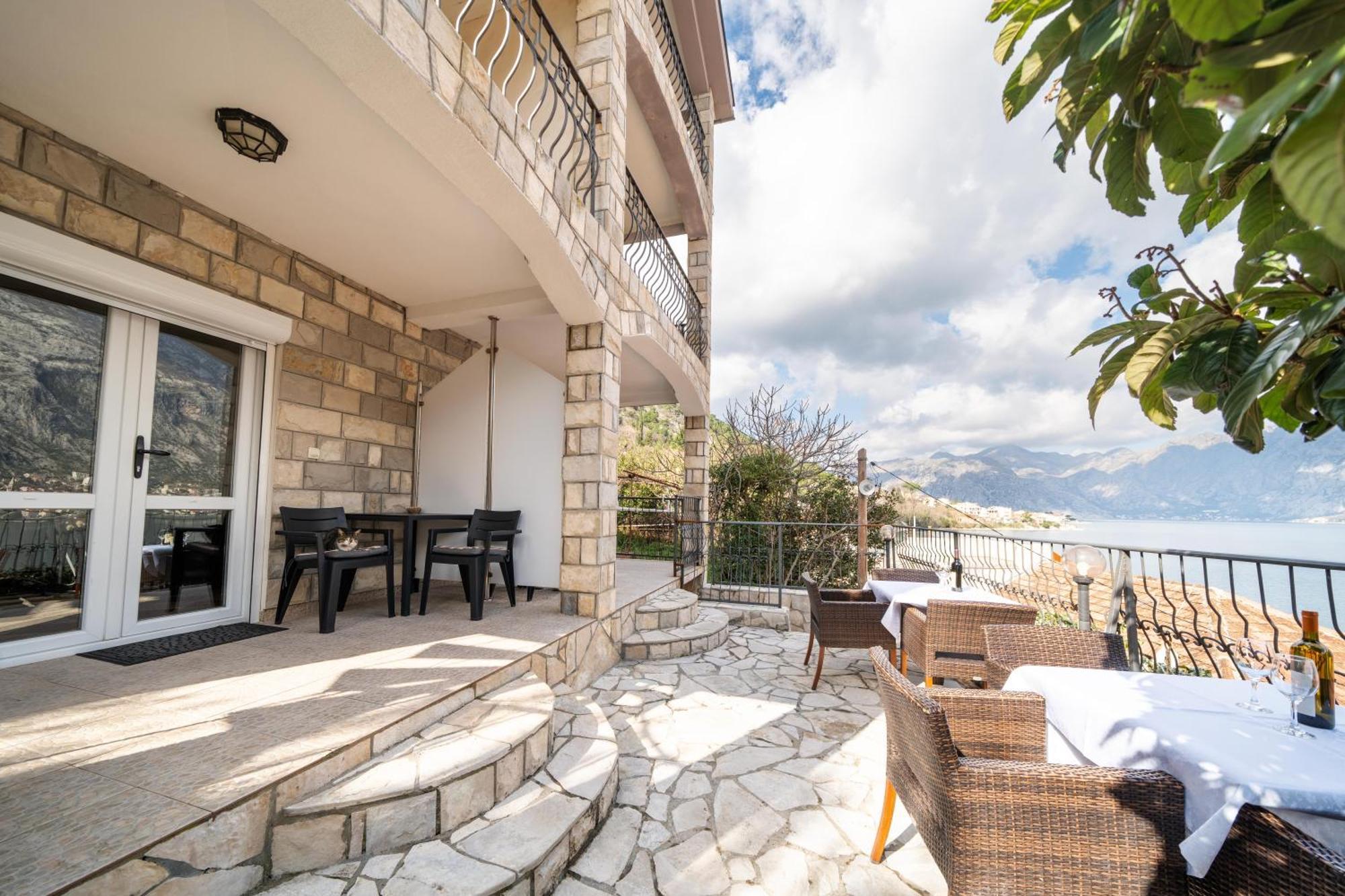 Apartments Vukovic Cattaro Esterno foto