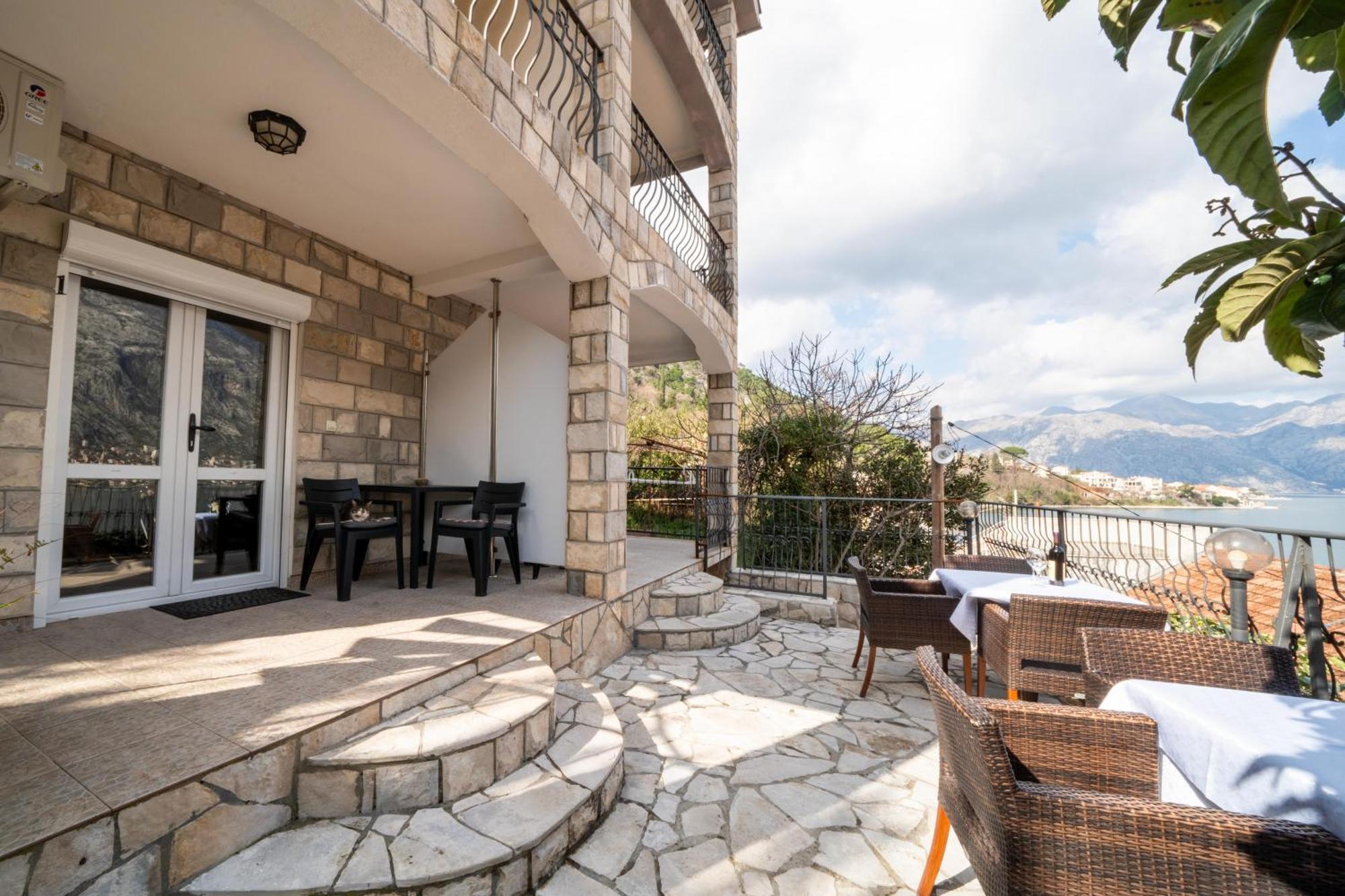 Apartments Vukovic Cattaro Esterno foto